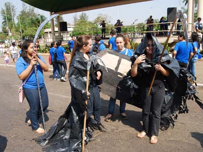 Carregando faixas com mensagens educativas, eles saíram da igreja Matriz e seguiram até a praça Senador Ramez Tebet -
