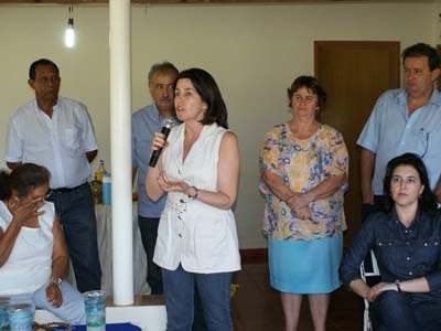 No final da manhã, mães da comunidade de Arapuá se reuniram com a prefeita e a vice-governadora durante um Chá Beneficente -