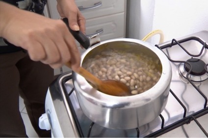 Feijão em baixa, gás em alta: estratégia é mudar rotina na cozinha para economizar - Reprodução/TVC