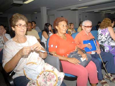 Brasília - Beneficiários do INSS aguardam atendimento em agência da Previdência Social -