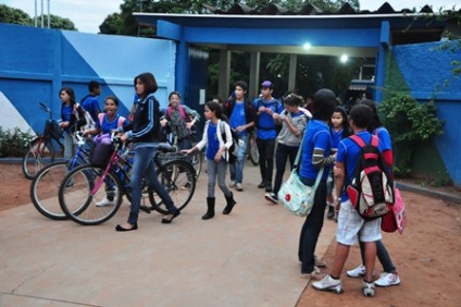 Alunos saem da escola após mais um dia de aula -