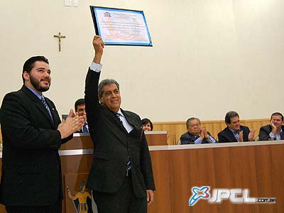 ?Sinto-me contente e honrado. Como cidadão de Três Lagoas, passo a compartilhar com todos os cidadãos desta Terra da alegria e da responsabilidade de trabalhar por esta Cidade?, disse André Puccinelli - ?Sinto-me contente e honrado. Como cidadão de Três Lagoas, passo a compartilhar com todos os cidadãos desta Terra da alegria e da responsabilidade de trabalhar por esta Cidade?, disse André Puccinelli -