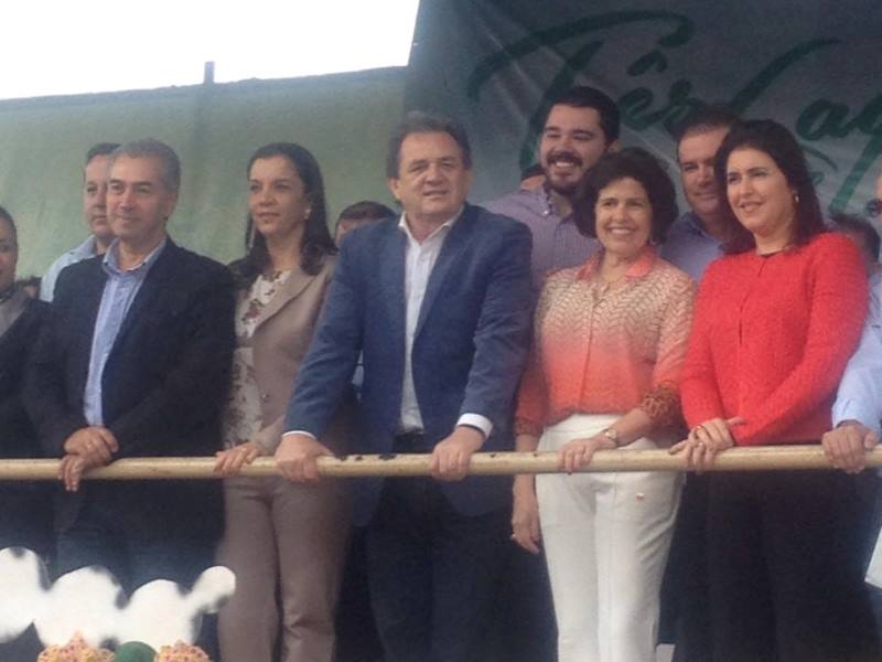 Os senadores Waldemir Moka e Simone Tebet e o governador Reinaldo Azambuja prestigiam desfile em comemoração ao Centenário - Ana Cristina Santos