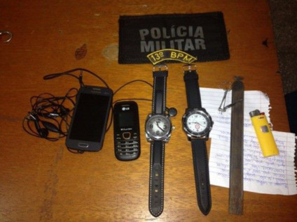 Diversos objetos furtados foram encontrados nos bolsos da roupa do adolescente - Divulgação