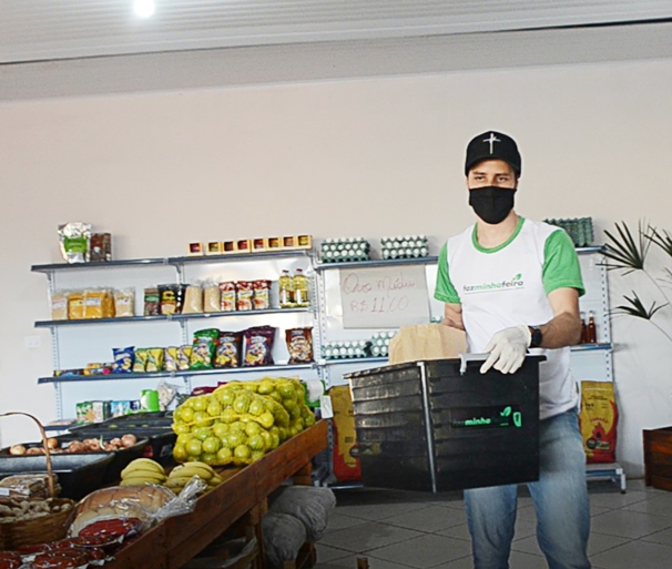 Consumidor recebe em casa produtos encomendados pela internet - Divulgação