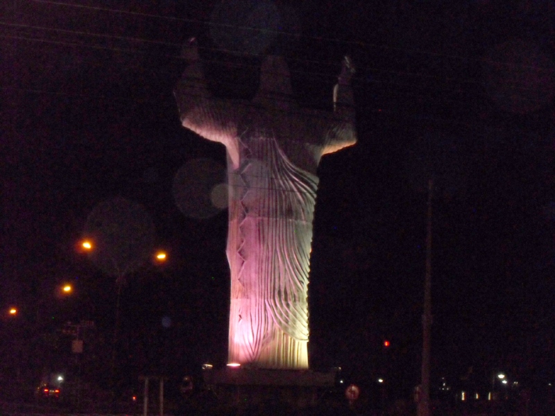 Cristo Redentor agora é iluminado por luz rosa que faz alusão ao outubro Rosa, com objetivo de alertar sobre o câncer de mama. - divulgação