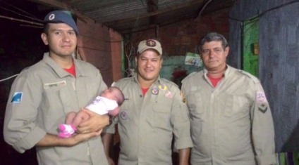 Bombeiros ajudam a salvar crianças recém-nascida  - Divulgação 