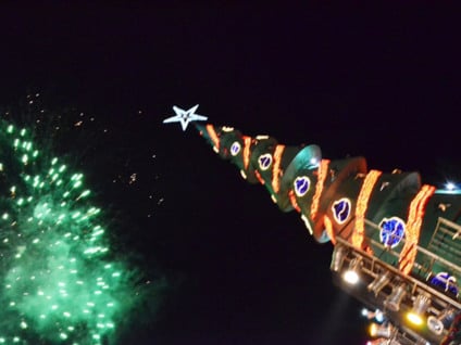Árvore de Natal ganhou luzes coloridas - Cláudio Pereira/JP e 