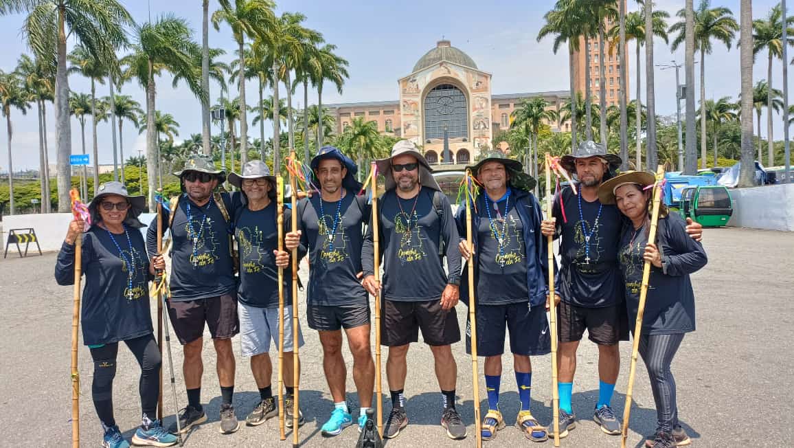 Grupo de peregrinos chegou agora a pouco no Santuário de Nossa Senhora Aparecida | Foto: Reprodução/Redes Sociais