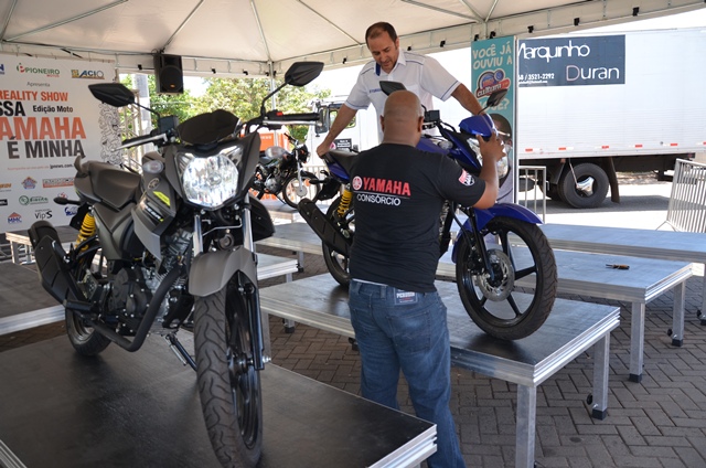 Motos são colocadas sobre tablados, em uma tenda - Claudio Pereira/JP Motos são colocadas sobre tablados, em uma tenda - Claudio Pereira/JP