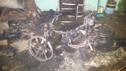 Casa ficou totalmente destruída e duas motos foram queimadas - Celso Daniel/TVC
