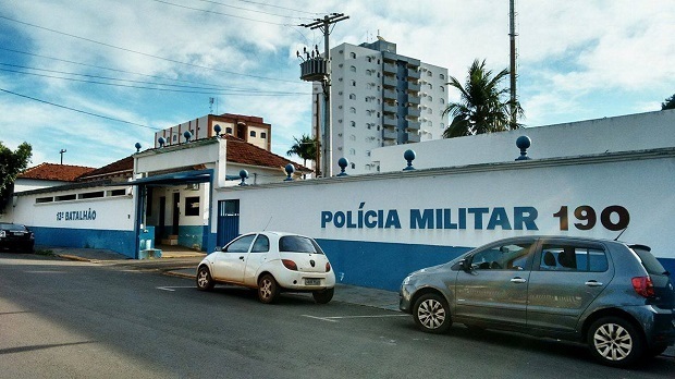 Após ter certeza da saída do bandido da residência, vítima pediu ajuda a vizinhos que chamaram a Polícia - Foto / Leonardo Guimarães / JPNEWS