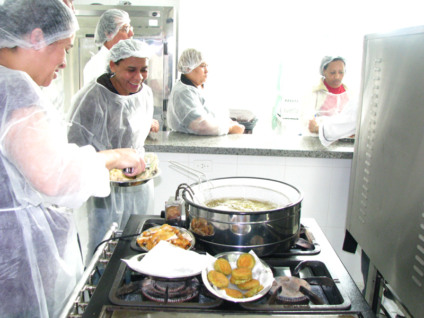 Há vaga para auxiliar de cozinha, além de outras áreas - Ilustração