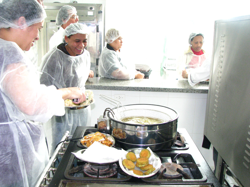 Há vaga para auxiliar de cozinha, além de outras áreas - Ilustração Há vaga para auxiliar de cozinha, além de outras áreas - Ilustração
