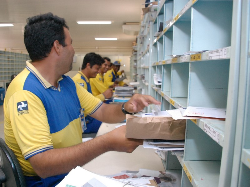 Carteiros separam correspondências para entrega, na central de triagem dos Correios em Três Lagoas - Arquivo/JP