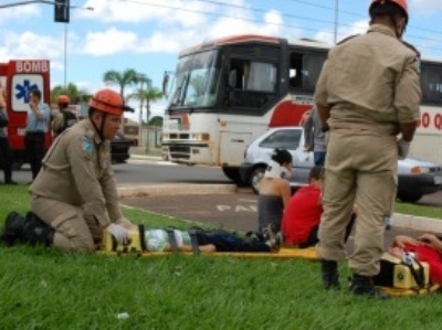Quatro pessoas ficaram feridas. Vítimas foram levadas para a Santa Casa -