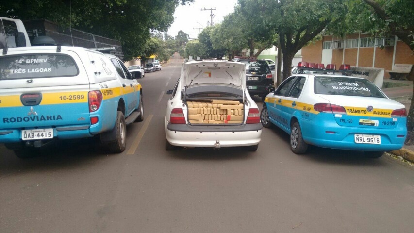 O carro estava carregado com maconha, munições e remédio para disfunção erétil - PMRE