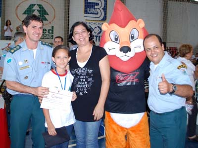 O leão Dare e os responsáveis pelo projeto na entrega dos certificados -