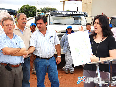 Na assinatura da ordem de serviço para asfalto de 19 ruas, prefeita Simone Tebet anunciou que dispõe de recursos de R$ 2 milhões para mais asfalto -