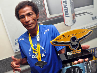 Maratonista exibe troféu do vice-campeonato conquistado em Brasília -