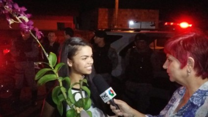 Beatriz dá entrevista à jornalista Maria do Carmo após receber a surpresa - Celso Daniel/TVC