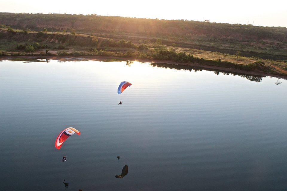 Além de voos livres, pilotos disputam os ‘jogos aéreos’, com provas de habilidade com o paramotor - Divulgação