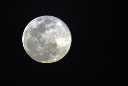 A lua não chegava tão perto assim da Terra desde 1948 e não voltará a fazê-lo até 2034 - Arquivo Agência Brasil