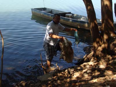 A Colônia de Pescadores de Jupiá está recebendo apoio de alguns pequenos empresários para ajudar na gasolina dos barcos e para comprar luvas - A Colônia de Pescadores de Jupiá está recebendo apoio de alguns pequenos empresários para ajudar na gasolina dos barcos e para comprar luvas -