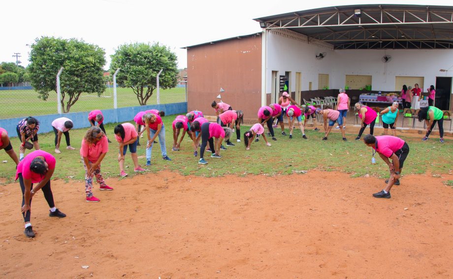 Campanha de ginástica reuniu mais de 60 idosos.