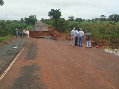 O temporal abriu uma cratera de 60 metros na rodovia - O temporal abriu uma cratera de 60 metros na rodovia -