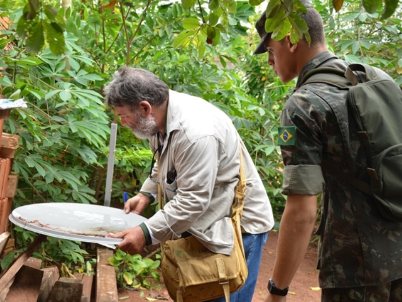 Agente e militar do Exército procuram por focos do mosquito - Divulgação/Secom