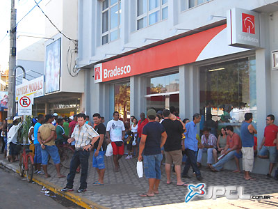 Com o reinado momesco, as agências bancárias deverão ficar lotadas nesta sexta-feira -