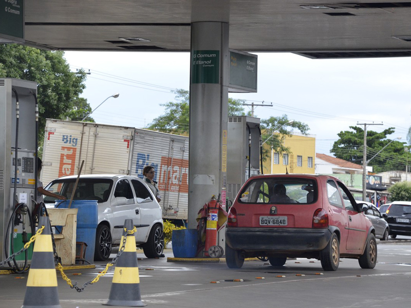 Gasolina sobe para R$ 3,344 e diesel, R$3,96 - Elias Dias/JP