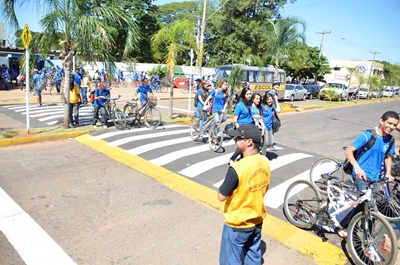 Alunos trafegam com segurança pela faixa elevada -