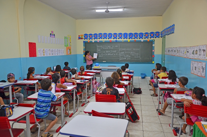 Alunos retornam às aulas, sem uniforme. - Pablo Nogueira