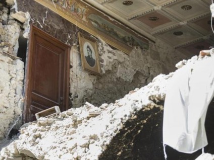 Em Amatrice, o presidente da Itália, Sérgio Mattarella visitou uma escola, fez um minuto de silêncio em frente à lápide que homenageia as vítimas do terremoto de 24 de agosto - Massimo Percossi/EPA/Agência Lusa Em Amatrice, o presidente da Itália, Sérgio Mattarella visitou uma escola, fez um minuto de silêncio em frente à lápide que homenageia as vítimas do terremoto de 24 de agosto - Massimo Percossi/EPA/Agência Lusa