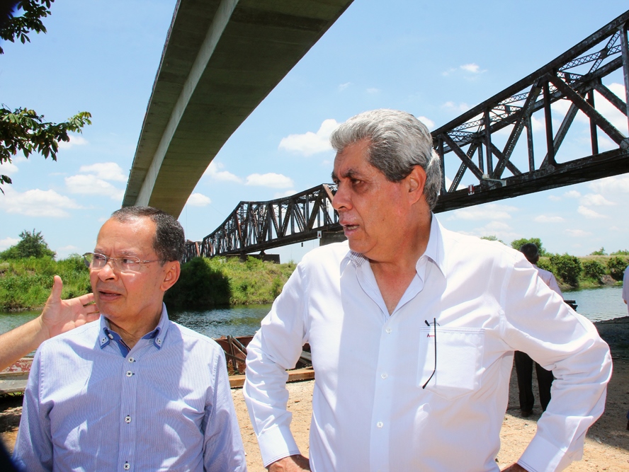 Ministro dos Transportes, Paulo Sérgio Passos, ao lado do governador André  - Divulgação 