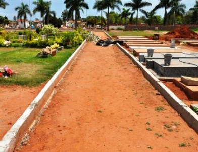 Através de uma parceria com as funerárias nova ala do Cemitério está recebendo obras de meio fio e calçamento - Através de uma parceria com as funerárias nova ala do Cemitério está recebendo obras de meio fio e calçamento -