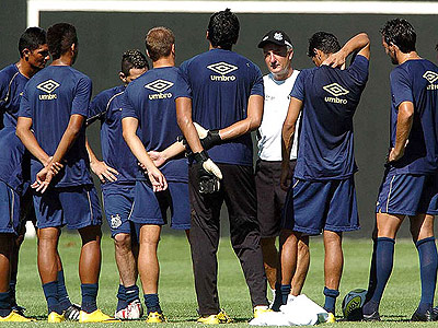 Dorival Junior não quer priorizar nenhuma competição -
