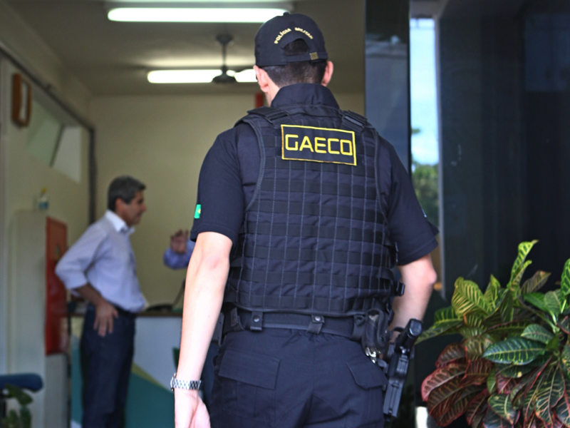 Policiais estão no prédio da Prefeitura desde o início da manhã - Elias Dias/JP