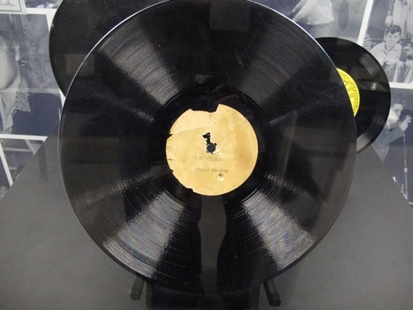 disco de acetato com a primeira gravação de Elvis, da balada "My Happiness", feita no estúdio Sun Records em 1953. Disco foi arrematado em um leilão por US$ 300 mil - Adrian Sainz/AP disco de acetato com a primeira gravação de Elvis, da balada "My Happiness", feita no estúdio Sun Records em 1953. Disco foi arrematado em um leilão por US$ 300 mil - Adrian Sainz/AP