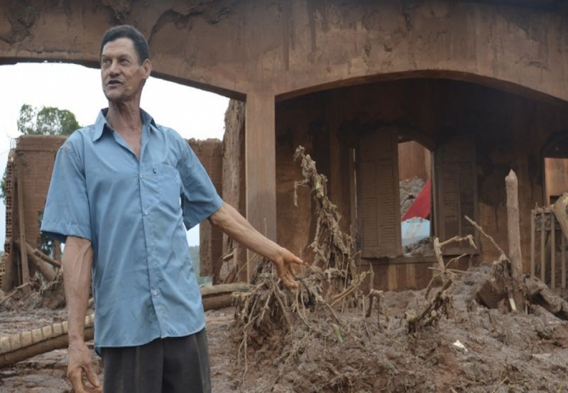 João Leôncio Martins, com sua casa ao fundo no distrito de Bento Rodrigues, em Mariana - Antonio Cruz/ABR