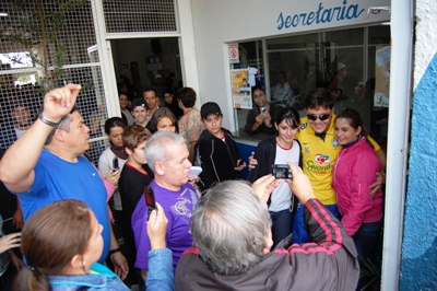 O lateral Diogo tirou muitas fotos no colégio Êxitos -