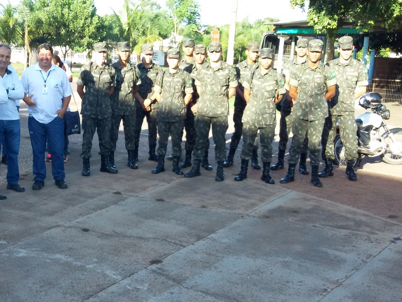 Militares e servidores se reuniram na manhã desta segunda na Praça do Obelisco - Benício Silva/Secretaria de Saúde