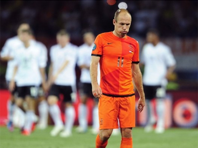 Robben caminha resignado após ver a Alemanha marcar o segundo na partida -