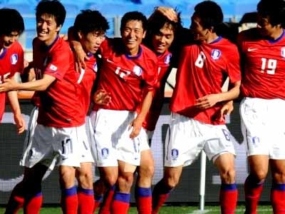 Coreanos comemoram um dos gols da vitória sobre a Grécia -