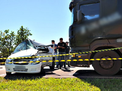 Acidente entre carro e carreta provoca morte de três pessoas -