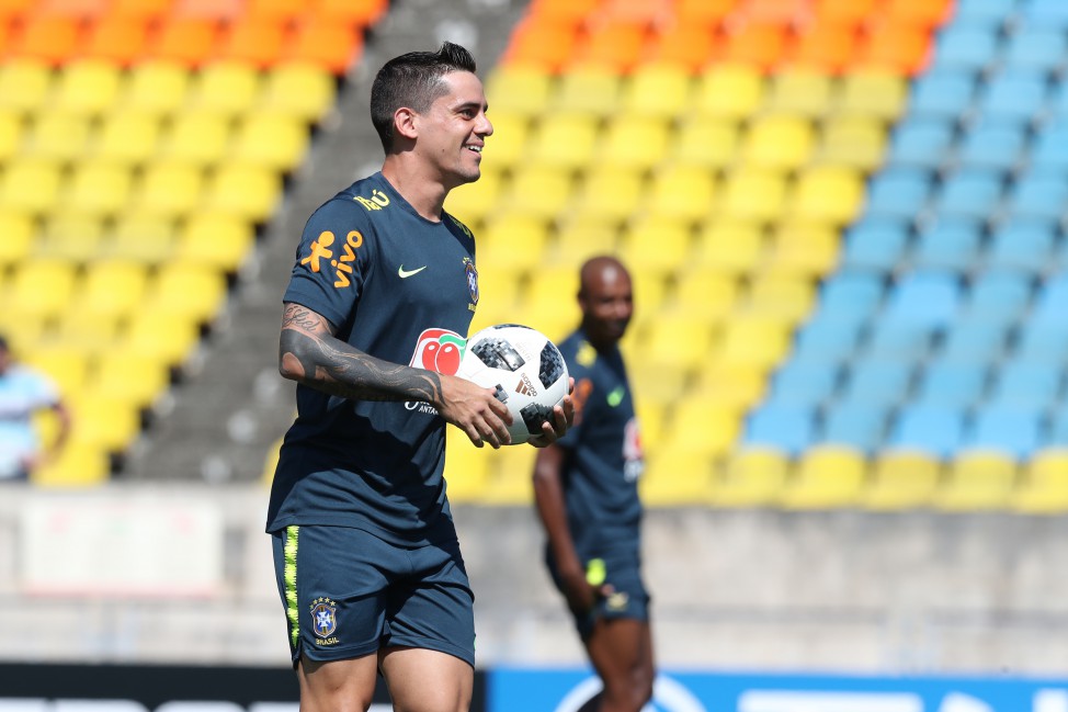 Danilo sentiu lesão em treino e será substituído por Fagner - Lucas Figueiredo/CBF