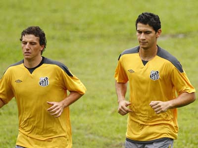 Campeão paulista e da Copa do Brasil pelo Santos em 2010, o meia vinha ganhando destaque por suas elogiadas e decisivas participações em campo -