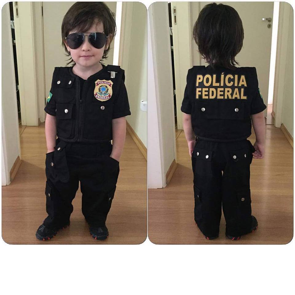 Menino posa para foto com uniforme da Polícia Federal - Reprodução/Facebook